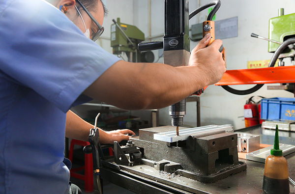 Custom aluminum part fixturing for precision CNC machining services
